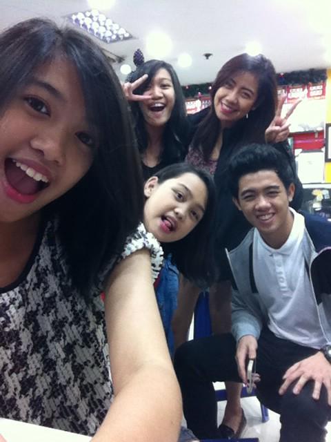 Abigaaaiiill's tweet photo. Our life... #fridaybonding http://t.co/68CiYZGfhb