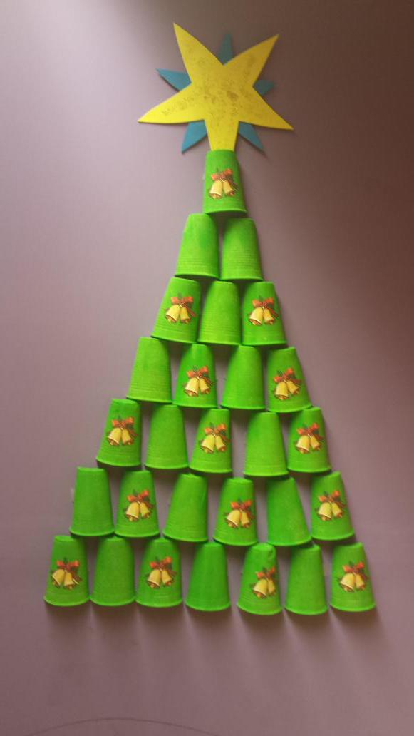 Nuestro árbol de navidad de vasos de plástico en ludorecas maravillas marbella @LdtcMaravilla