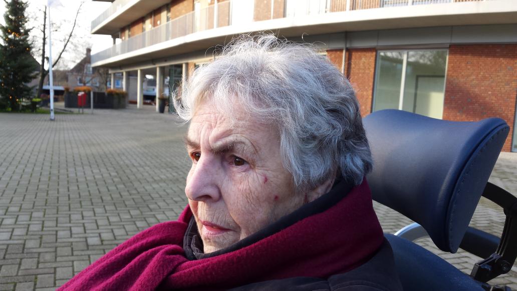 JoseVeld's tweet photo. Ff met oma aan de wandel#al5wekennietbuitengeweest http://t.co/PSXQq5dWcY