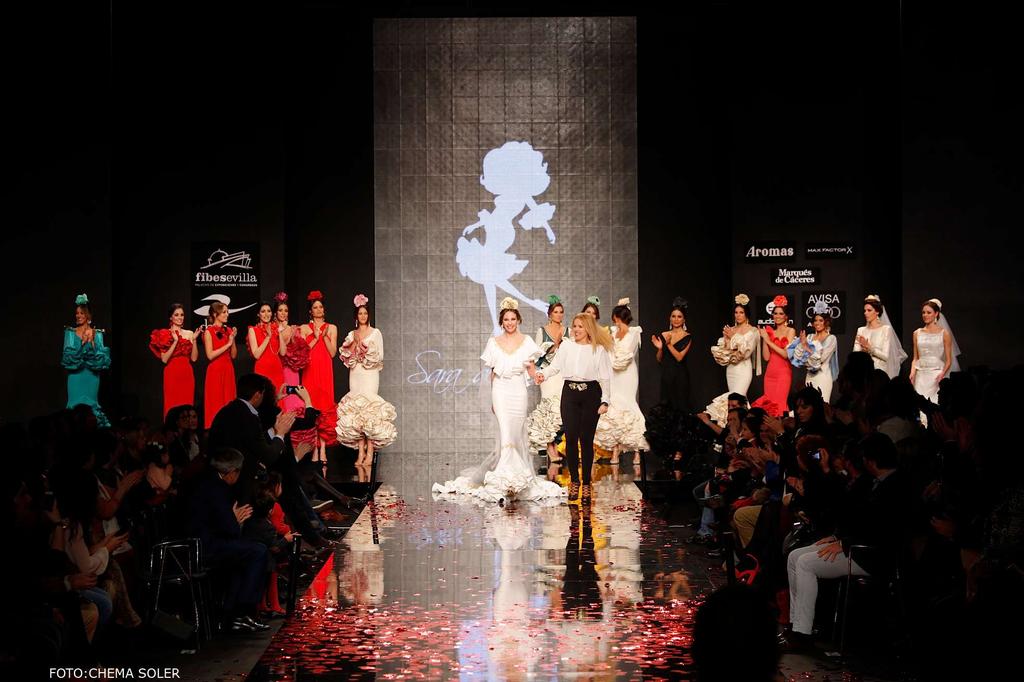 simofsevilla's tweet photo. Sensualidad, curvas, elegancia, tradición, innovación.... @saradebenitez #SIMOF15 #modaflamenca #moda #fashion http://t.co/8pFH7T5DrZ