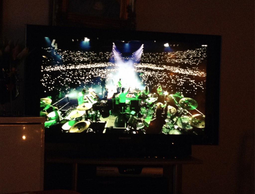 MillaKastari's tweet photo. Pakkohan tää #stadionlive on taas kattoo, ja tässä yks hienoimmista kohdista! 😍🙊 #flexaa #valomeri #cheekend #huippua http://t.co/NuUUvIO5T8