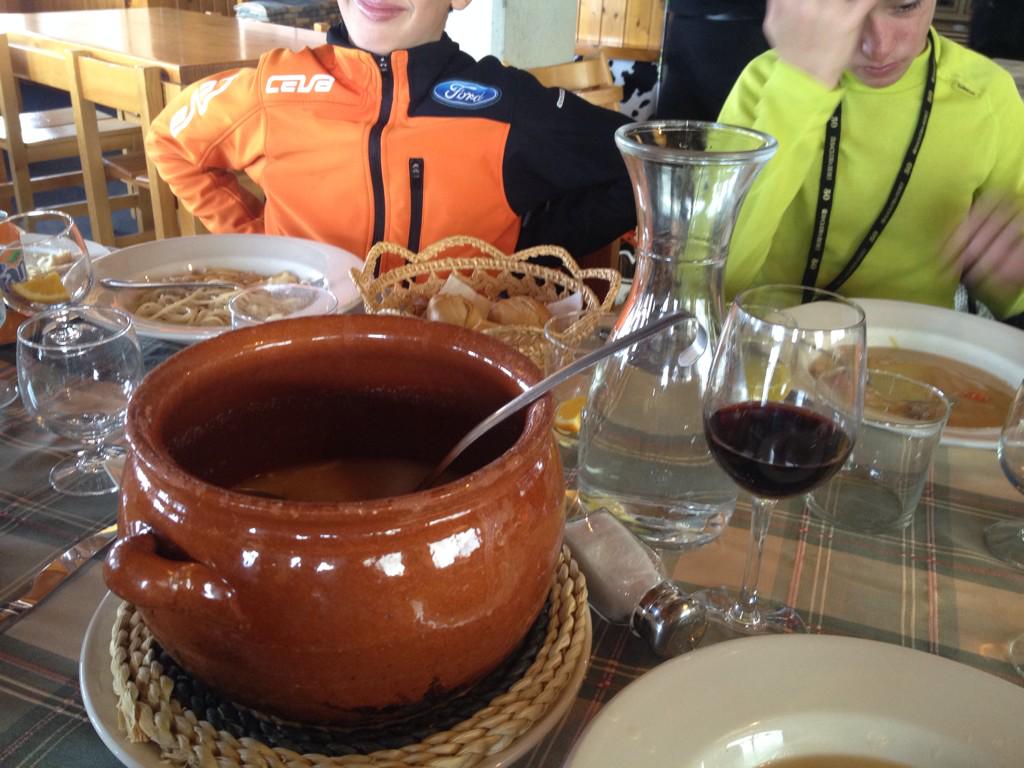 sshombre's tweet photo. Después de una buena mañana de ski, el premio: olla aranesa en el Pla de Beret. Un lujo 👍@Val_dAran @baqueira_beret http://t.co/LkxmASnJFV