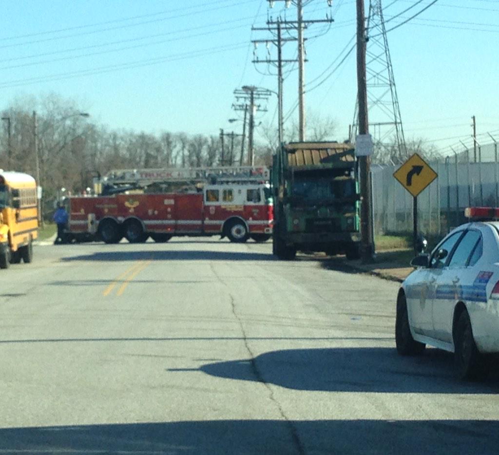 Leistunghund's tweet photo. Fine .@BaltimoreFire ..I'll let you go first since you're a bit bigger...๐ #blockingtheroad #letmedrive ๐๐ http://t.co/QM2wGwAviE