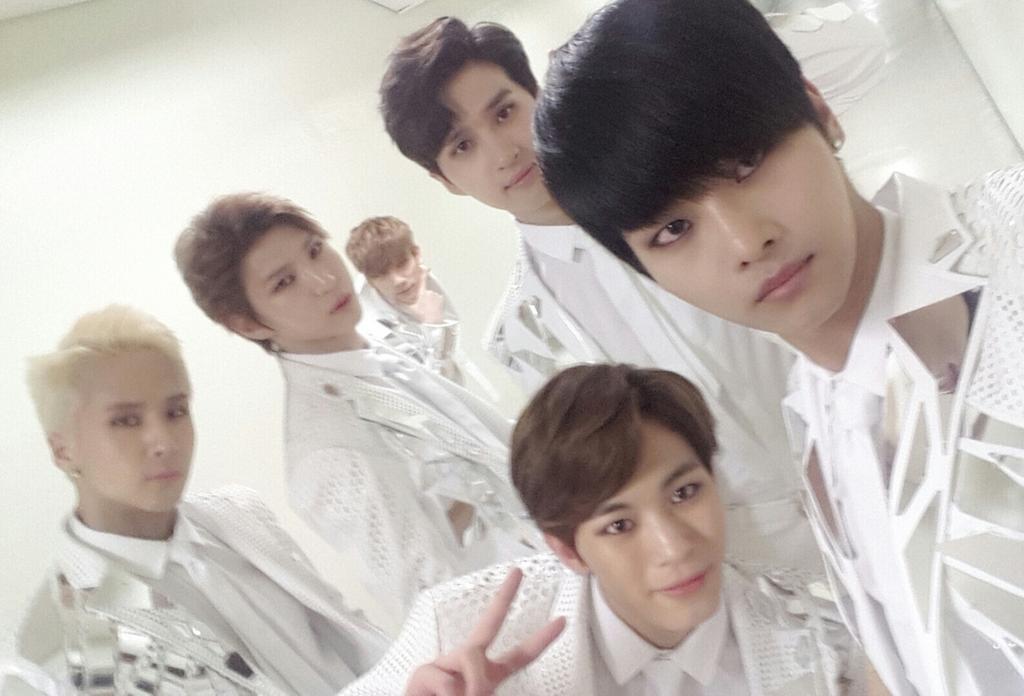 B5yfKThCYAA6-XH.jpg:large