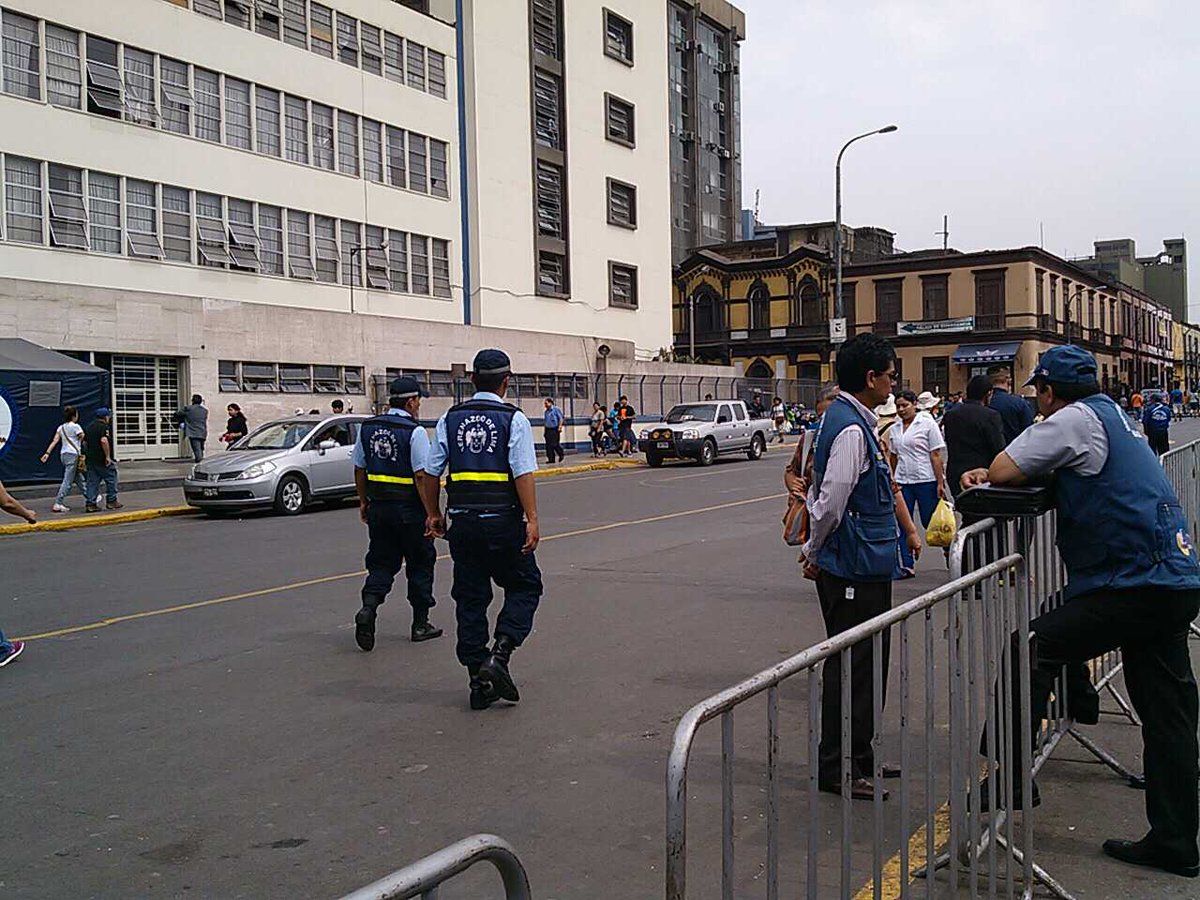 LimaSegura2017's tweet image. #NavidadSinRiesgo personal de @MunLimaSegura permanece patrullando el Mercado Central.