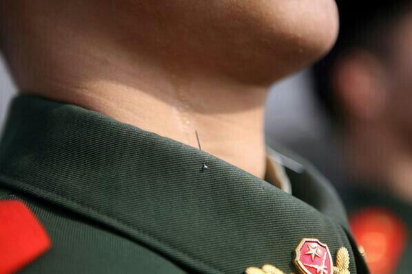 _Paisajes_'s tweet photo. Invento para que los soldados chinos mantengan la cabeza erguida. http://t.co/KpFvJgrGQg