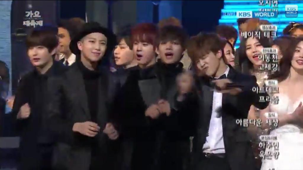 VKOOKTH's tweet photo. #2014KBSGayoDaechukje Ending
95 ไลน์นี่ซนมาก วิ่งมาหน้าเวทีก่อนเพื่อนเลย😂 http://t.co/b9Y4ucOVdq