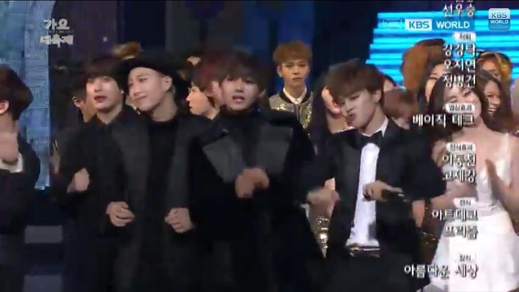 VKOOKTH's tweet photo. #2014KBSGayoDaechukje Ending
95 ไลน์นี่ซนมาก วิ่งมาหน้าเวทีก่อนเพื่อนเลย😂 http://t.co/b9Y4ucOVdq