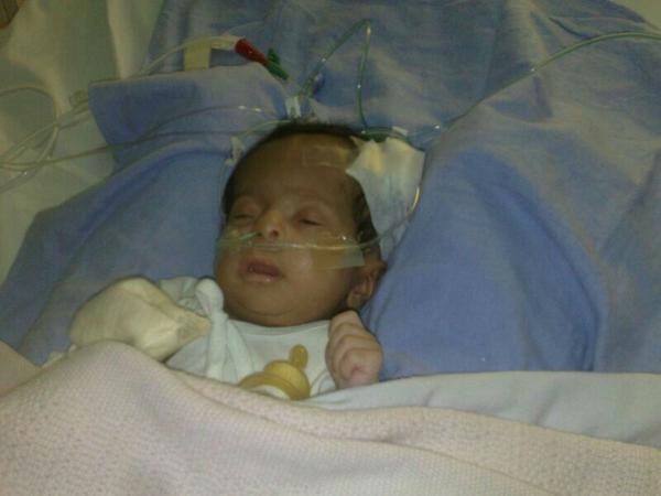 zxcsa22's tweet photo. @AbAmri الطفله رنيم تعاني من سائل بالمخ وشريان مفتوح بالقلب علاجها في ألمانيا يكلف 500 الف 0507985379 ساعدوها لوبنشر http://t.co/1FS4RbxfmE
