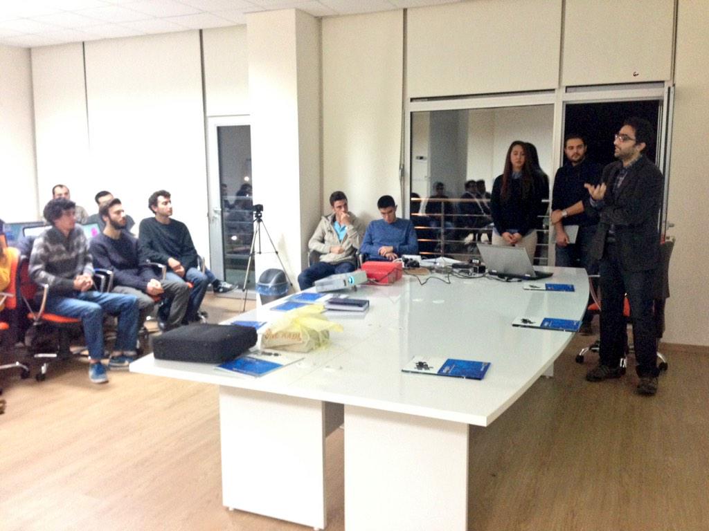 pautto's tweet photo. NET MF Atölyesi'nde @hayatiguney "Internet of Things" kavramını @denizlihs'de anlatıyor. http://t.co/SkqZBTmA5z