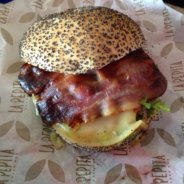 weknower's tweet photo. Cuál Hamburguesa de @LaPepitaBurger te gusta más? #Rianxeira #vs #Chaparrita  #WEKNOW http://t.co/4ELD0wnfbW http://t.co/2X2b6PG8OW