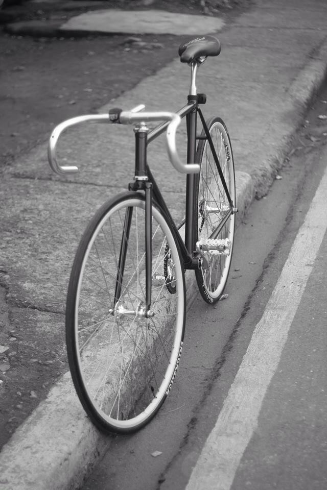 IamJamAguirre's tweet photo. #FixiePH #FixedGearPH http://t.co/L1ET1jqCCx