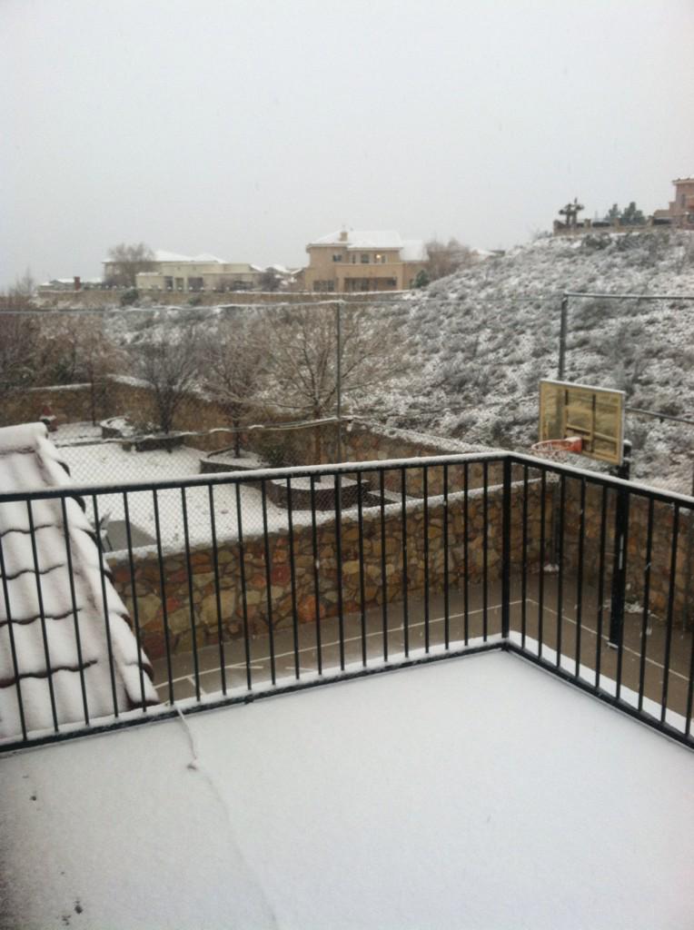 LizBeth06's tweet photo. Day after Christmas snow!! 😍 #Snow #WestsideEP @elpasotimes http://t.co/l3E6i3Iwfz