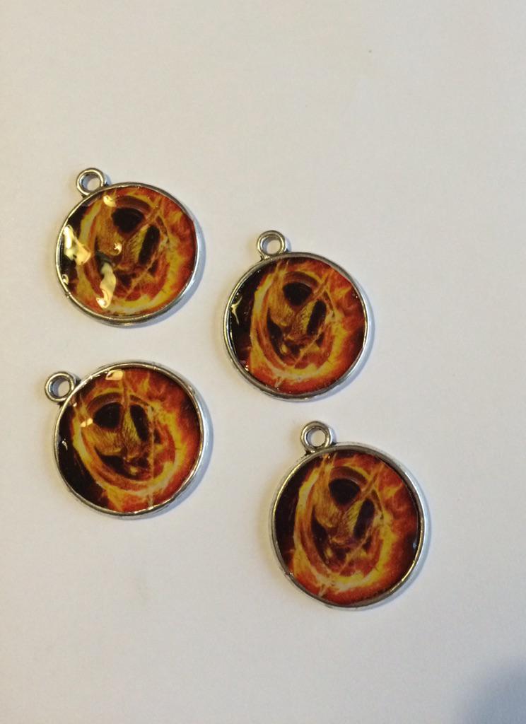 Lazarcomplement's tweet photo. Colgantes "Sinsajo". 5€más envio. http://t.co/i69KUQIGsu