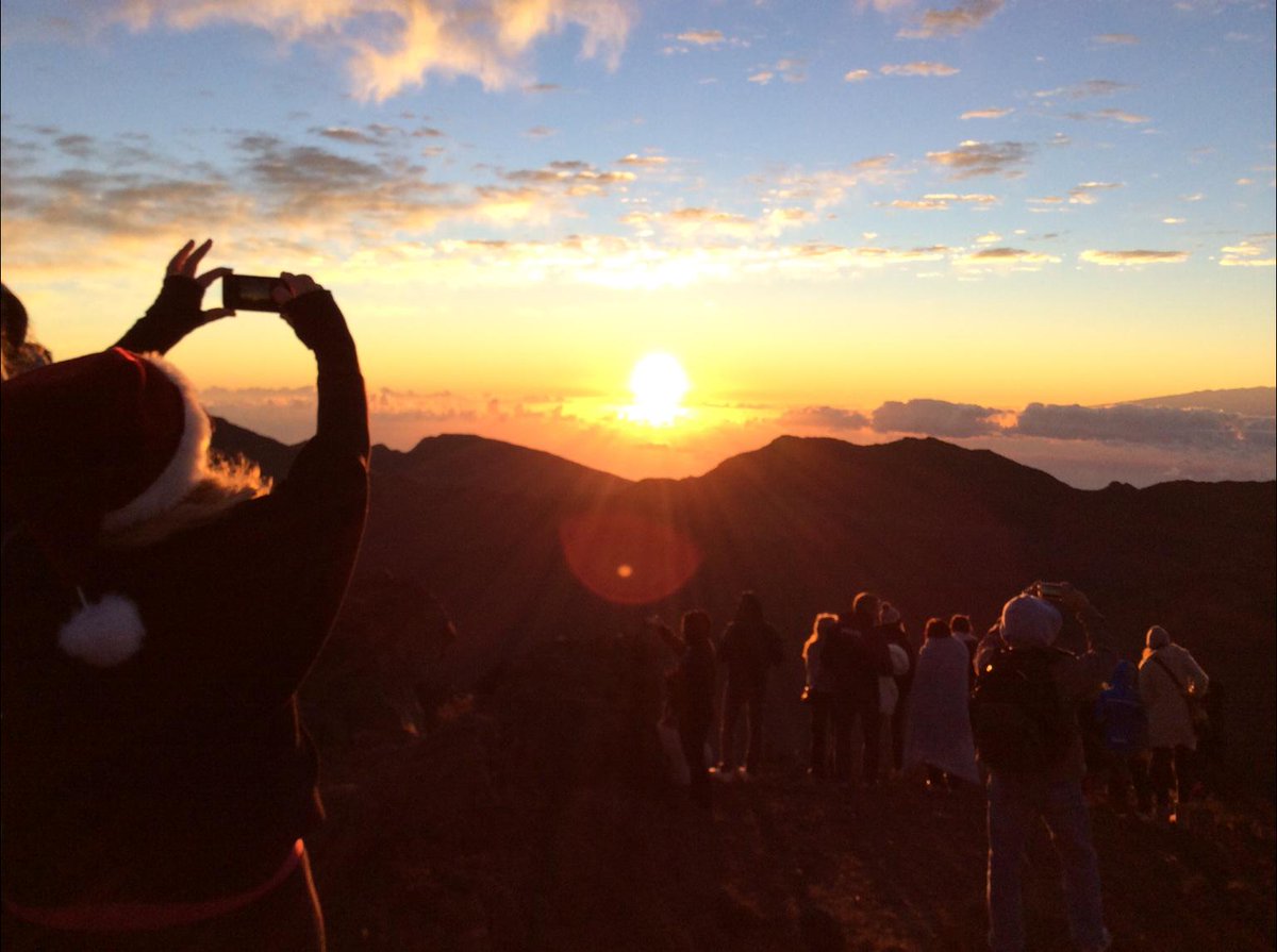 yukilei1's tweet photo. #Haleakala sunrise #Maui #christmas2014 http://t.co/EgpCu64NnP
