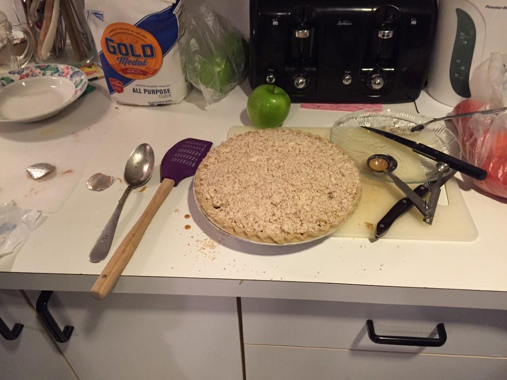 TimetoFight_'s tweet photo. I made an apple pie for Christmas and it was a huge success! http://t.co/jKyKEX0yna