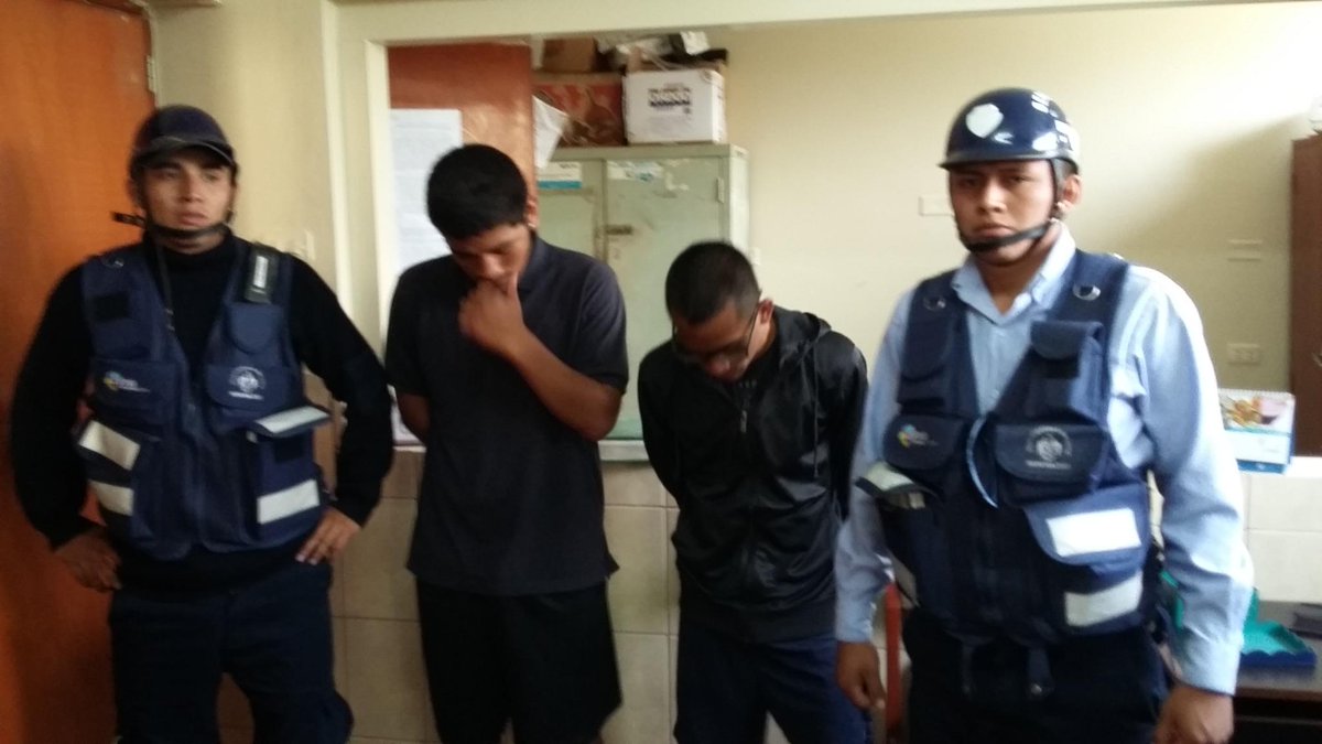 LimaSegura2017's tweet image. #NavidadSinRiesgo Serenos de @MunLimaSegura frustraron robo en el Cercado de Lima. goo.gl/iFsWEF