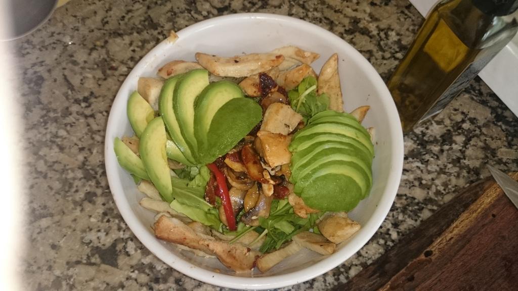 Juan_Cruz79's tweet photo. ensalada caliente? Rucula, lechuga,tomates secos,champi, palta, pollo y parmesano @mgp1976 @Javi_A_Sanchez http://t.co/jh1e2fJeXA