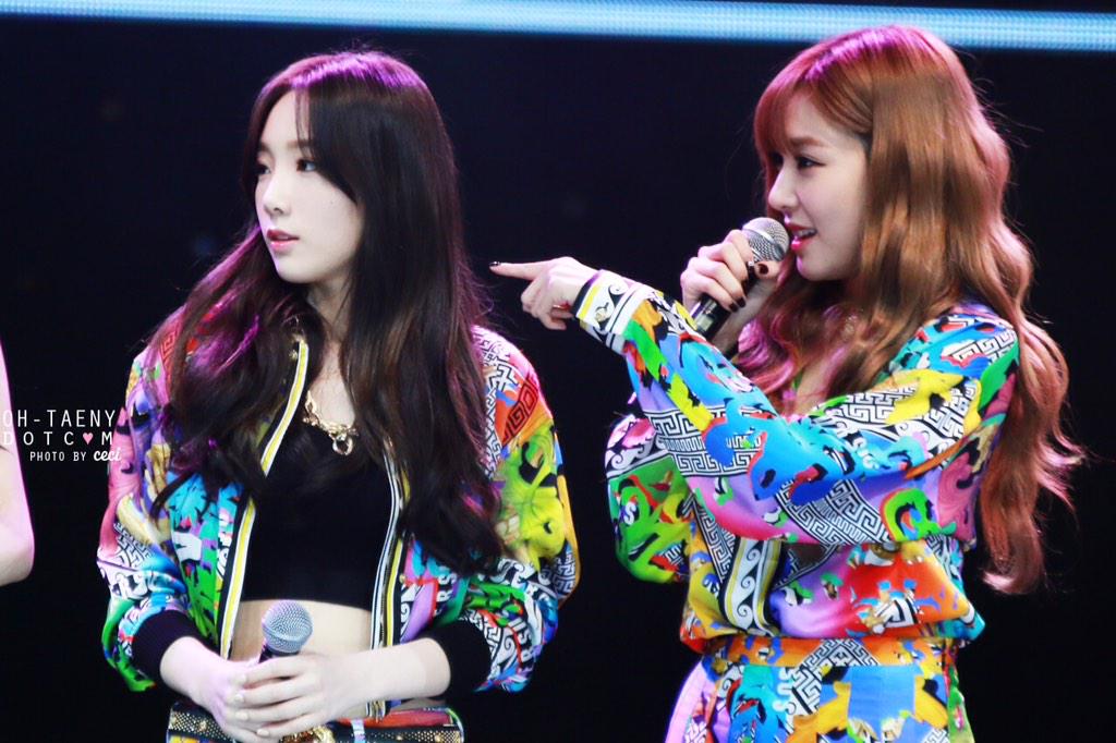 khingkhing15's tweet photo. 27 December.. 
TF : วันนี้วันแทยอนอ่ะ
TY : วันฟานี่ตั้งหาก
TF : วันเดียวกันหรอ -w- 
TY : วันของเราไง #HappyTaeNyDay http://t.co/u5Rk50CR1k
