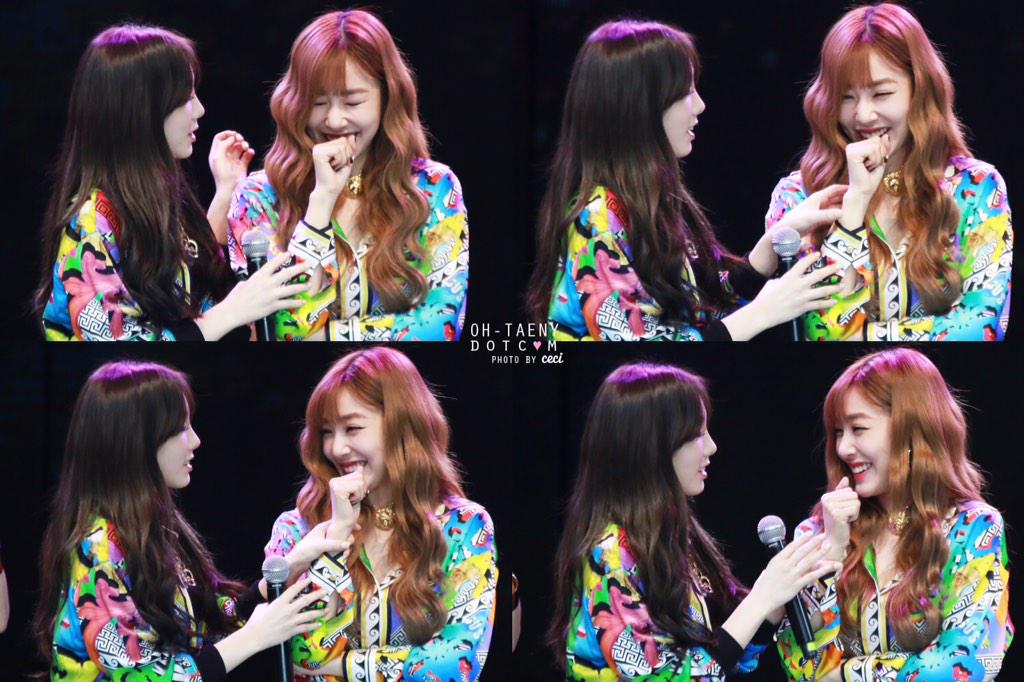 khingkhing15's tweet photo. 27 December.. 
TF : วันนี้วันแทยอนอ่ะ
TY : วันฟานี่ตั้งหาก
TF : วันเดียวกันหรอ -w- 
TY : วันของเราไง #HappyTaeNyDay http://t.co/u5Rk50CR1k