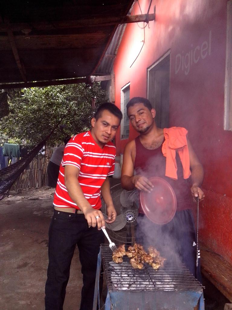 Aki asiendo el almuuerso para la famili