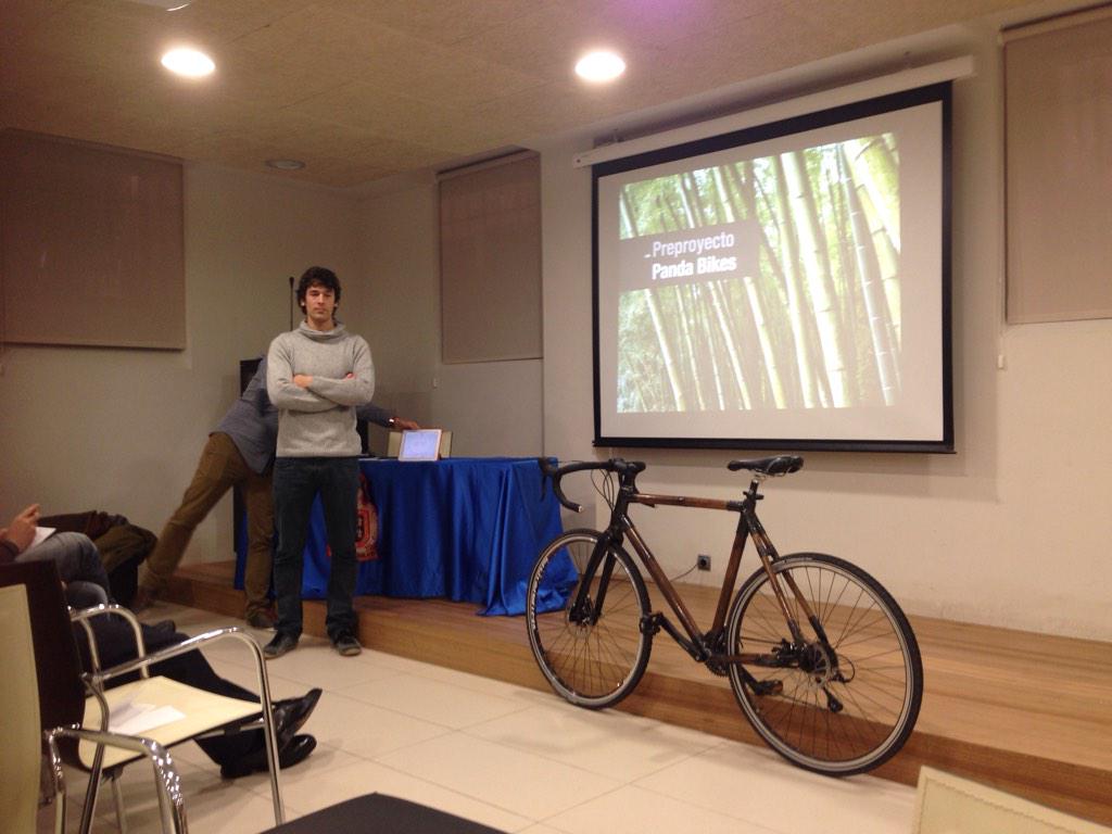 foolsdinner_nav's tweet photo. #idea #pandabikes Mikel especializado en ingeniería de materiales que pesenta una bici hecha con bambú #Foolsdinner http://t.co/Gq2jTuGW4B