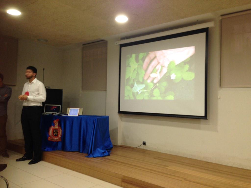 foolsdinner_nav's tweet photo. #foolsdinner ahorra un 80% de agua, produce más de 4 cultivos al año... Carlos va a por la fresa blanca http://t.co/I9GZ4HNQGl