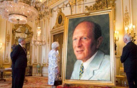 MichaelVaughan's tweet image. “@FredBoycott: The Queen takes her first close look at her Christmas present from the Duke of Edinburgh. http://t.co/yDAVDJrMIz” lol
