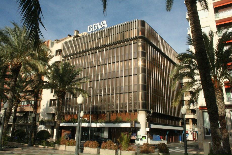 Ecos e influencias de la arquitectura de Saenz de Oiza en Alicante. Sede del BBVA en Explanada de España.