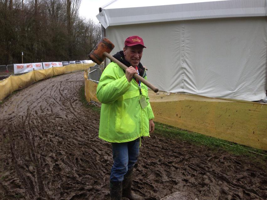 Man met de hamer op de afspraak #bkErpeMere