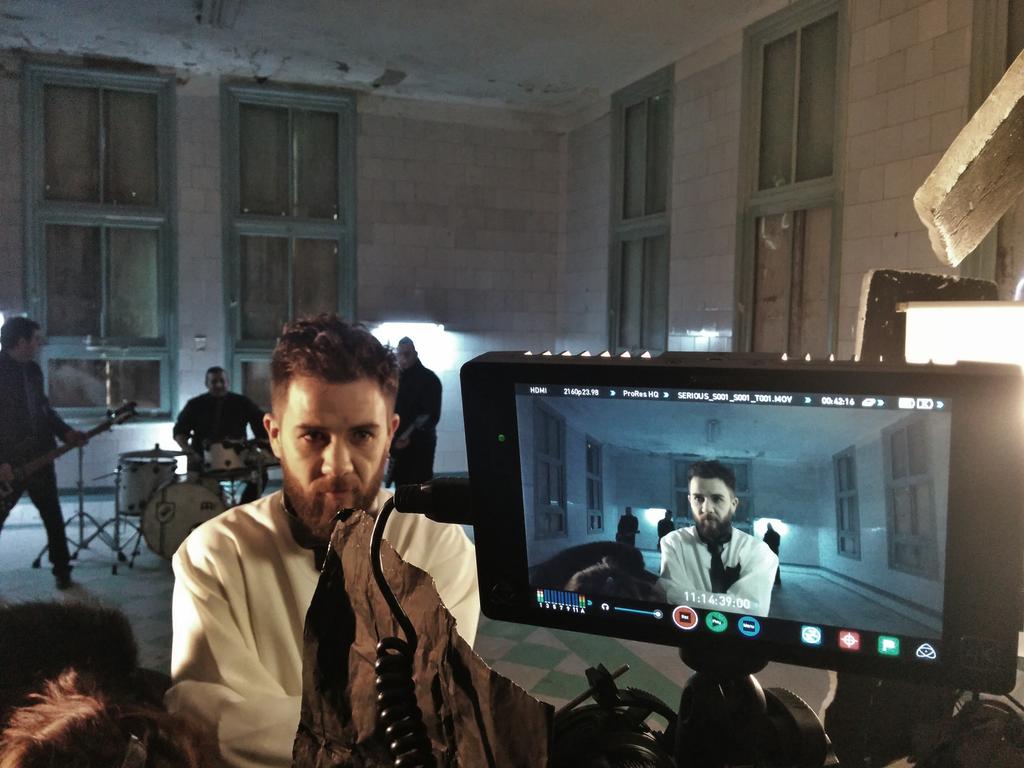 seriousman_stud's tweet photo. Aquí andamos, colaborando con @PLATANBOLIGRAFO para sacar adelante el nuevo clip de @kaotikooficial @Atomos_News http://t.co/5US6Lw4LFT