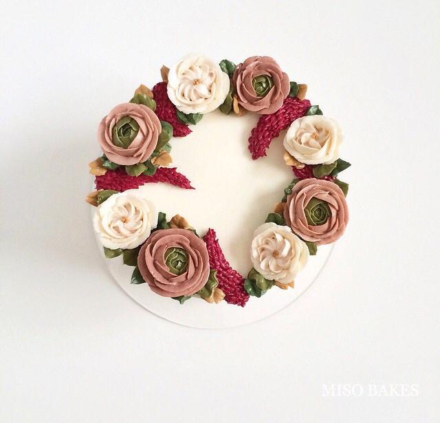 BakeBehaviour's tweet image. Check out the buttercream flower techniques on this cake! Perfection 👌by #misobakes