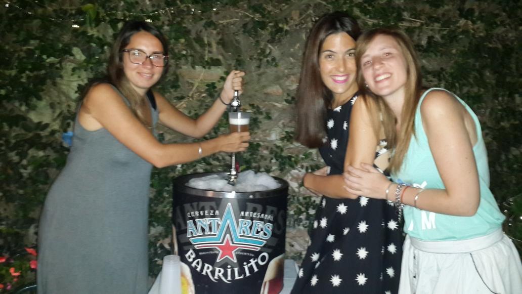 solmendanha's tweet photo. Birreando @Mila_Chapanay @Peponina87 http://t.co/kEZA7PNMCG
