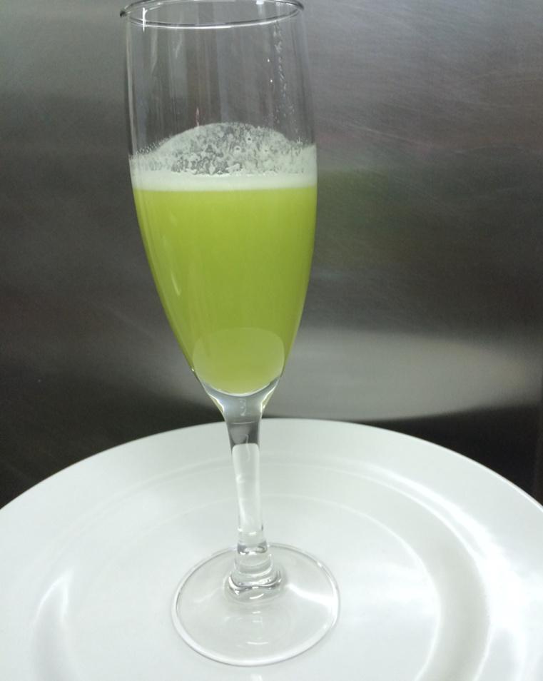 TheFuelingChef's tweet photo. Special champagne-shot for @nicholasroche #gingerapple👍👍👍 http://t.co/HtgbyRzsng