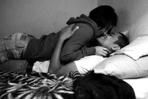 видео где девушка лежит на парне. видео где девушка лежит на парне. спать обнявшись с любимым. паиень ежит на девушке. закинув ногу на мужчину.