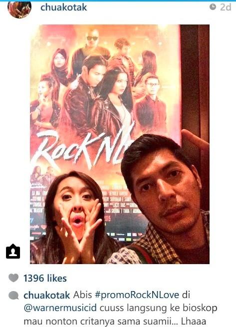 "<a href="/WarnerMusicID/">WarnerMusicID</a>: nih, foto selfie kak Chua dan misua tercinta dgn poster #RockNLove <a href="/cinema21/">Cinema XXI</a> @Rock_nLove_ "