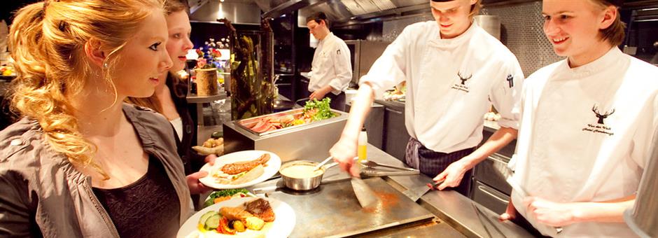 HotelHarderwijk's tweet image. Reserveer nu voor #LiveCooking in ons restaurant op 15 januari! Tel: 0341-801010 of receptie@harderwijk.valk.com