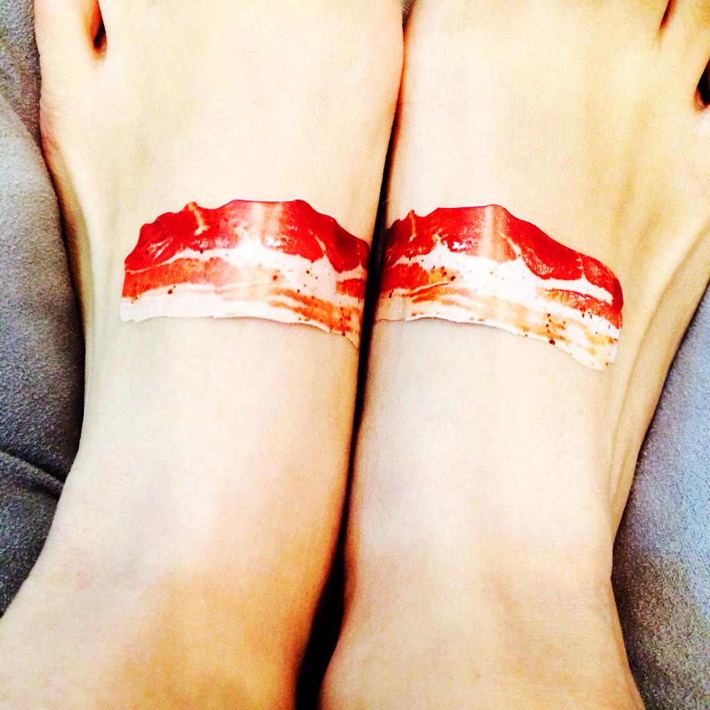 北原里英 靴擦れが痛いので ベーコン貼りました 絆創膏 Http T Co 9jz8pquxsi Twitter