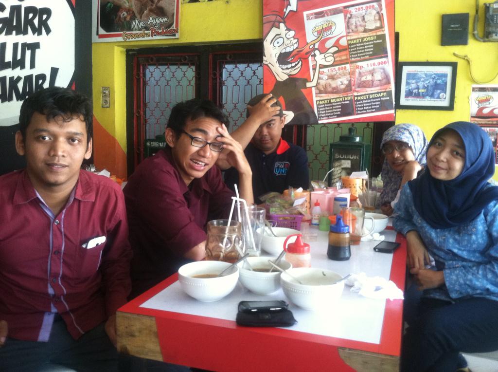 Makan bareng <a href="/ianfatah/">Ian Fatah</a> <a href="/nugDW/">Nugroho widoyoko</a> @DimasDAndri @ViaPhiaPhio <a href="/ibell_shabell/">Isabella Anjani</a> &amp; latief di <a href="/GranatzPedazz/">► BaksoGranatzPedazz</a>