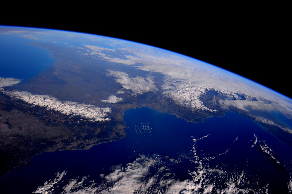 AstroSamantha's tweet photo. (IT) Cattedrali della natura! Pirenei, Alpi e Appennini in una sola fantastica vista dell'Europa meridionale. http://t.co/4mjSWTNoVy