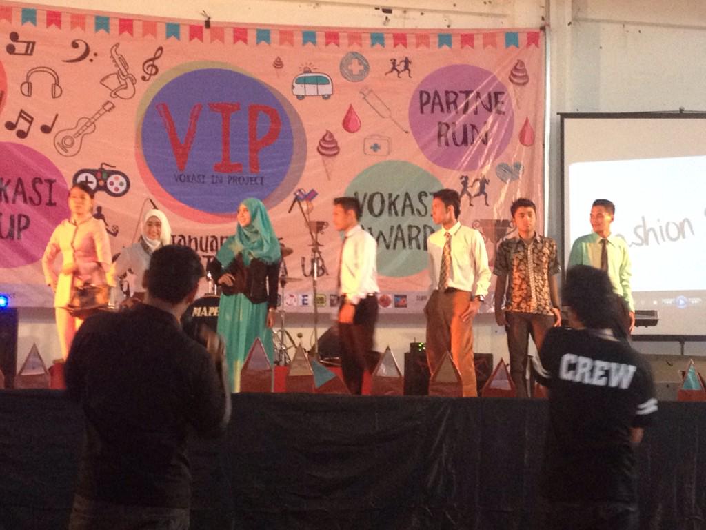 AcaraMahasiswa's tweet photo. Fashion Show. Cakep-cakep! | @bemVOKASIub Vokasi In Project - @VokasiInProject | FREE! http://t.co/V1tRAvbwnu