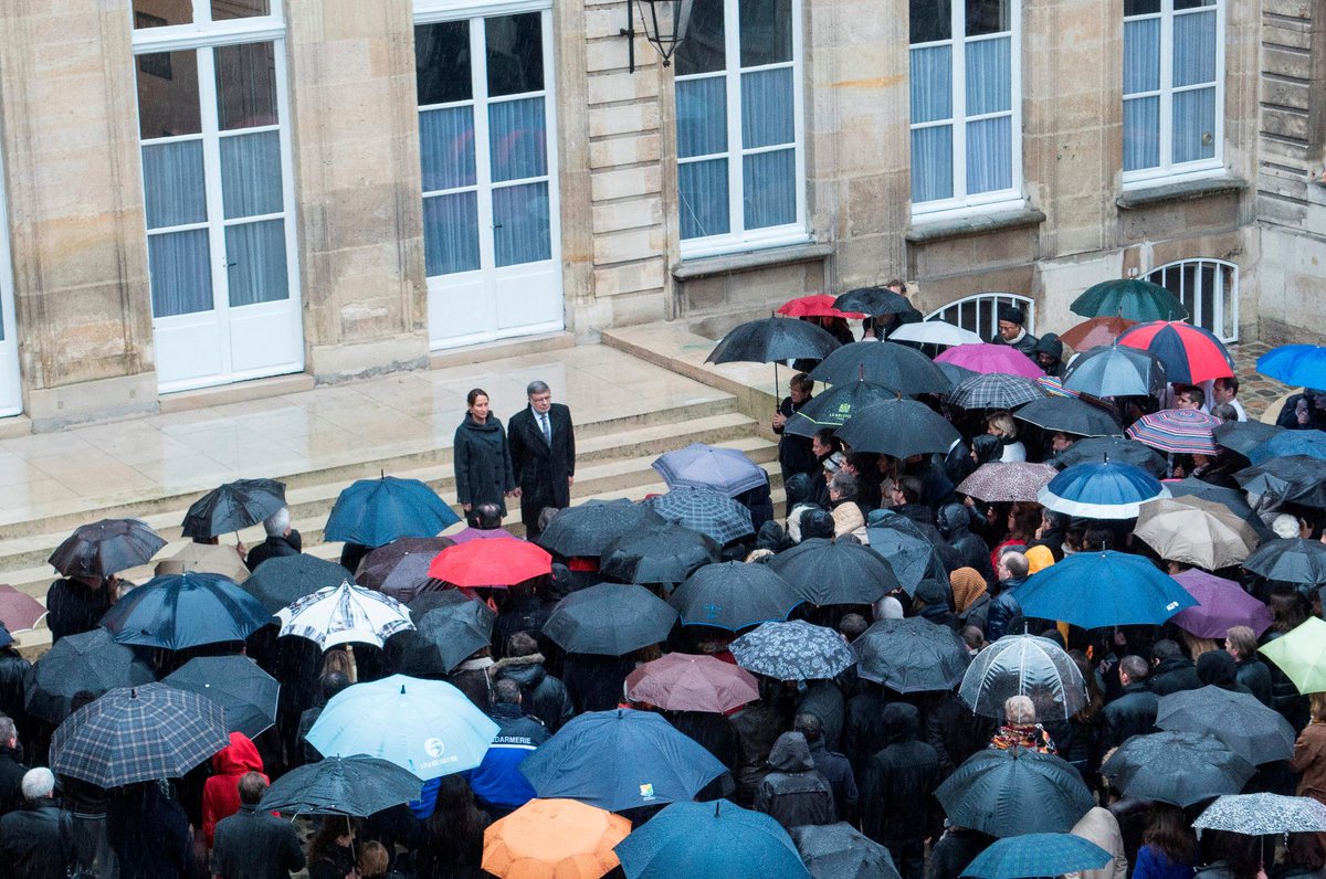 [#CharlieHebdo] Minute de silence au ministère de l’Écologie avec @RoyalSegolene et @AVidalies #NousSommesCharlie
