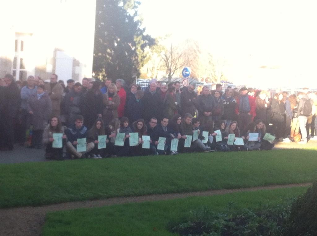 JARNIGONM's tweet image. #pontivy #NousSommesTousDesCharlieHebdo Cour de la Mairie et de la sous-préfecture les pontivyens se recueillent.