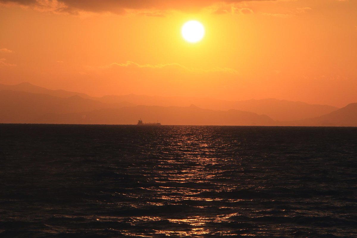 hiroshisj's tweet photo. 「日本夕陽百選」の一つ、山陽小野田市、焼野海岸の今日の夕陽。冬の日にふさわしい、とても静かな日没でした(^o^) http://t.co/z2WmrTR8R2