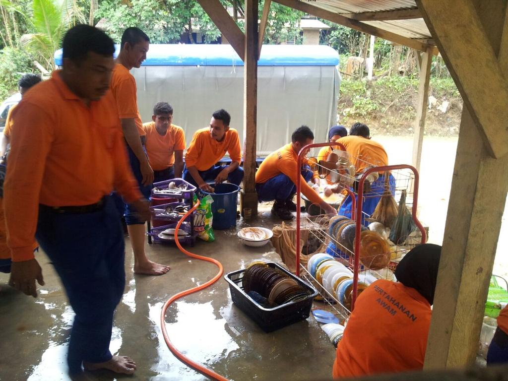 ERCBentong's tweet photo. #pascabanjir #opscuci @jpamwp bntu di surau, kg sat, tanah merah @Zahid_Hamidi @kpjpam @KDNPUTRAJAYA @JPAMtwiter http://t.co/T5eU6Bbn7d