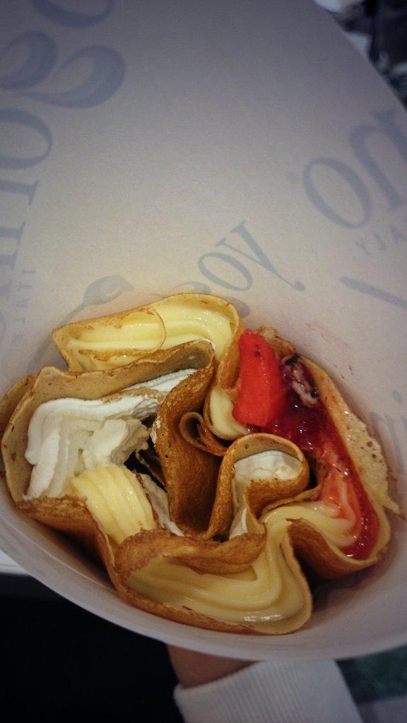 クレープ食べて待ってる((・。・)
わくわくしてきた！