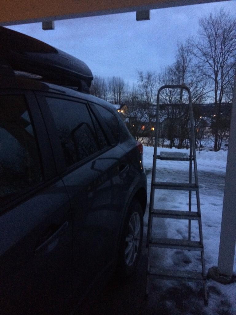 Lailaronning's tweet photo. Joda, fint me ny bil. Å jævlig lettvint å reis rundt med gardintrapp for å kom oppi skiboksen #nybil#dverg#bainnes http://t.co/l8paBZw5gh