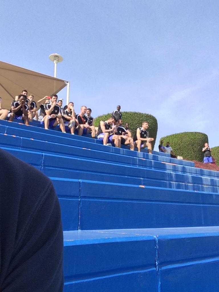 WinkelChristoph's tweet photo. Das Team von Kas eupen, ein belgischer Zweitligist, schaut beim Training von #S04 zu. http://t.co/36GRWLOU6z