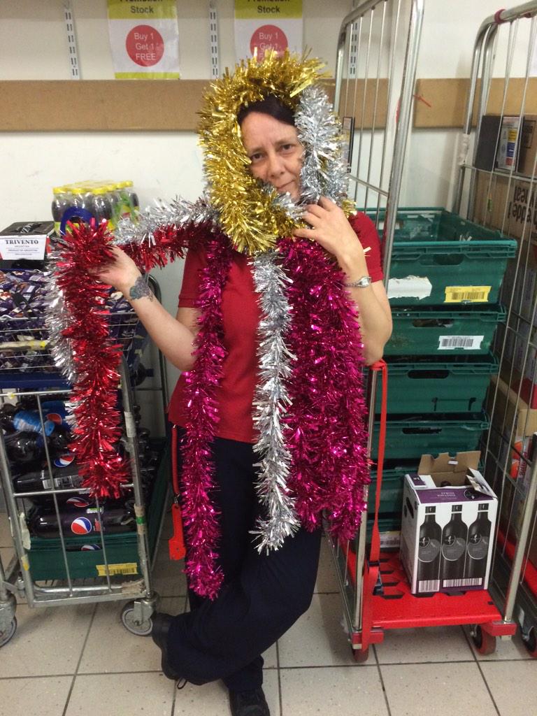MarlowesExpress's tweet photo. @carolgascoyne found an interesting way to get rid of the left over tinsel http://t.co/axgzmRuJE2