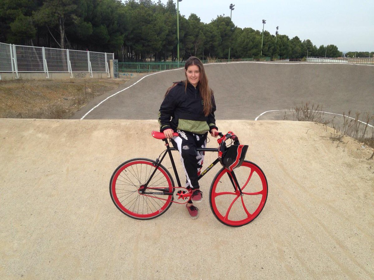 La campeona de #BMX, Marta Moyano Gimeno, muy contenta con su nueva #bicicleta #Fixie #HeartBeat